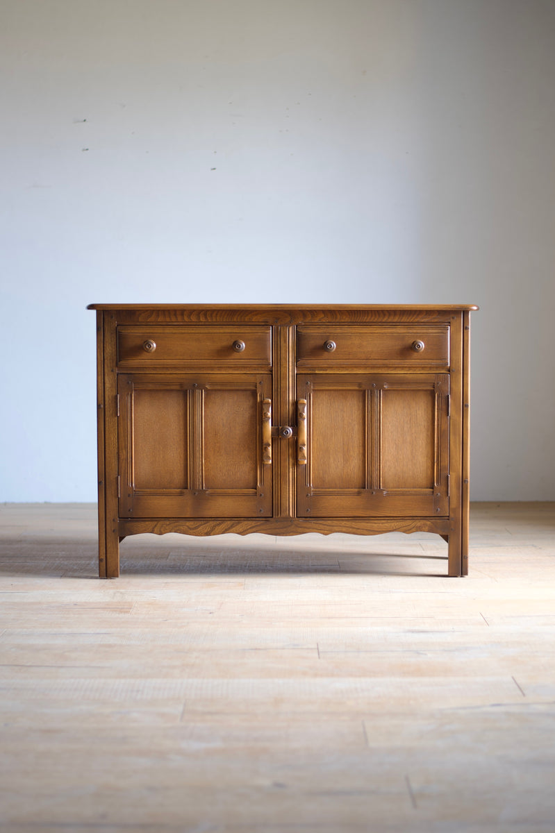 アーコール・オールドコロニアル・小ぶりな棚・本棚・食器棚・飾り棚・ERCOL アーコール(Ercol) キャビネット(食器棚)/FU-154-2B – 神戸