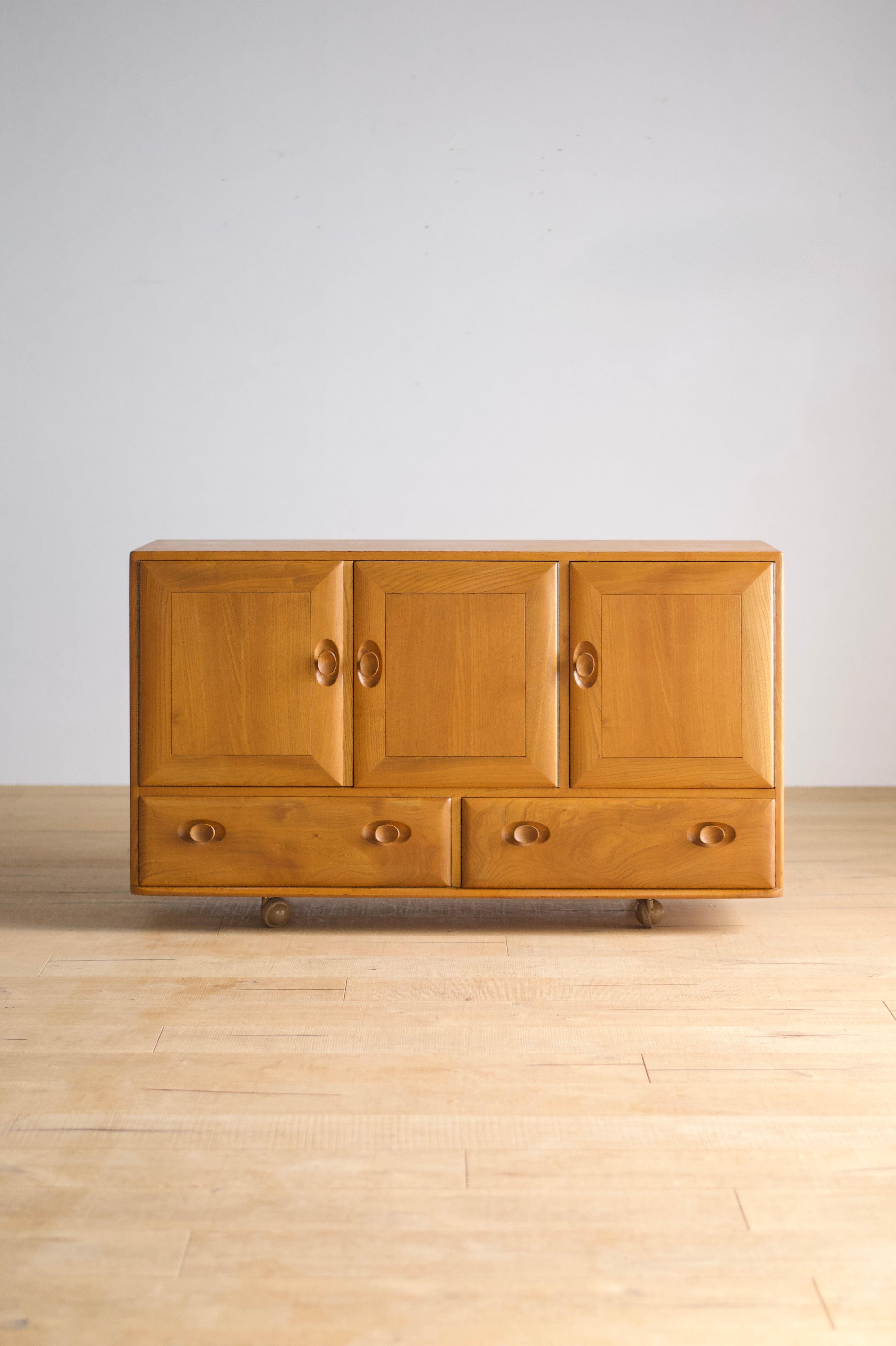 85070★ERCOL オールドコロニアル サイドボード エルム キャビネット 85070☆ERCOL オールドコロニアル サイドボード エルム キャビネット
