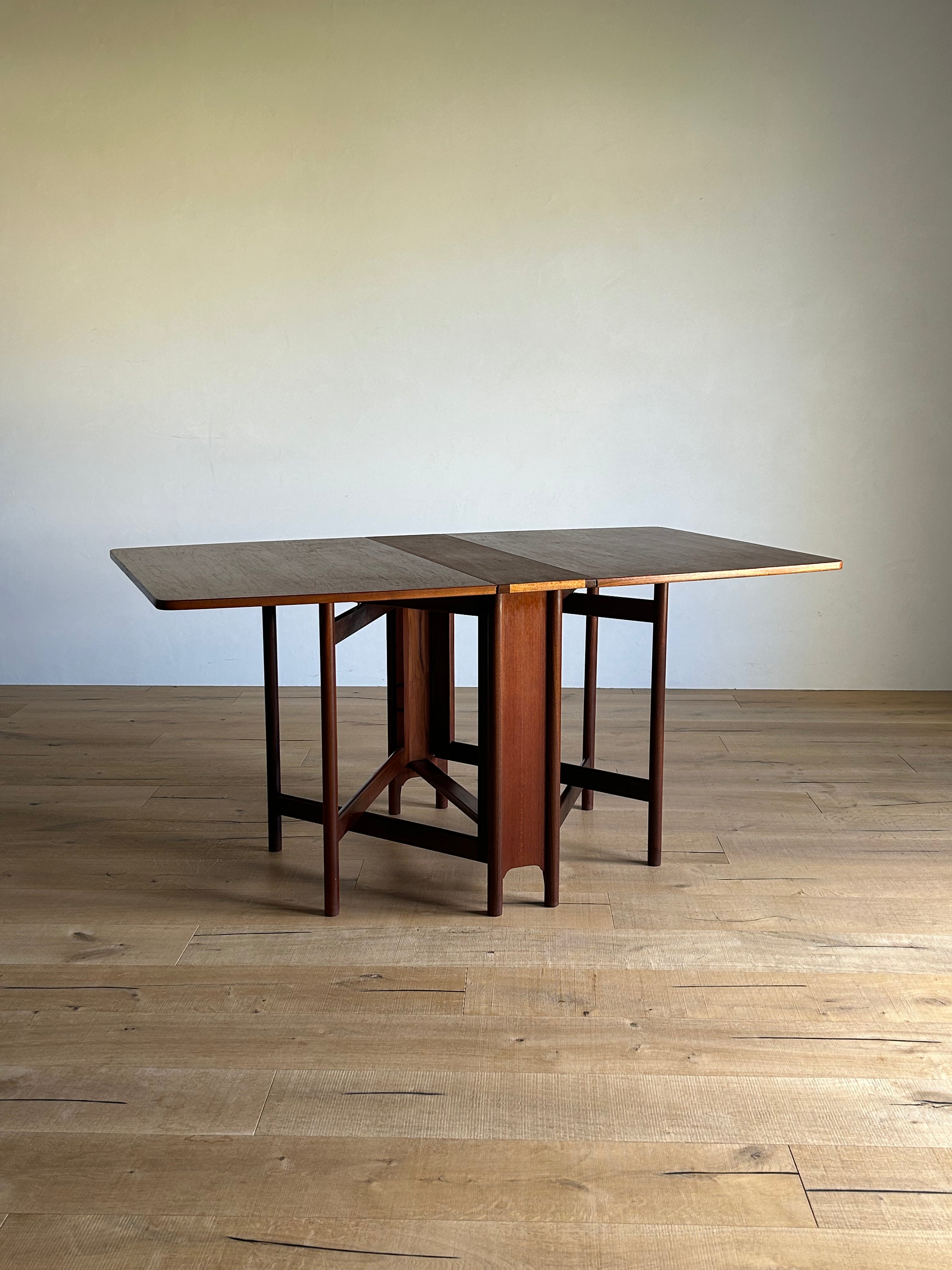 ヴィンテージ　木味の良い　ラウンドテーブル THE CAFE TABLE / ラバーウッド White Steel 4pin × ラウンド